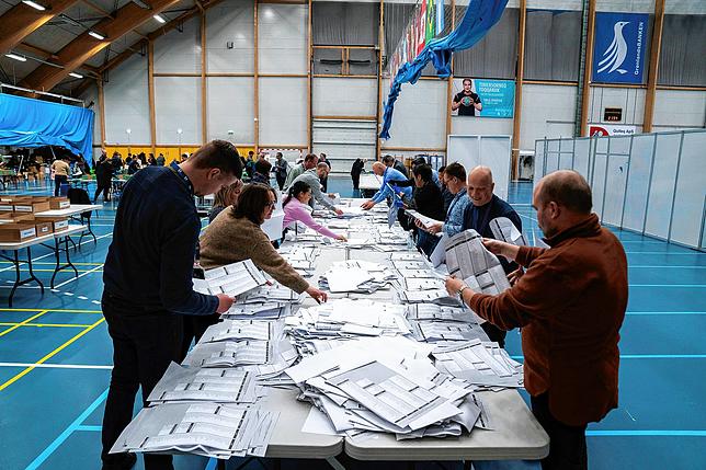 Election workers counted the ballots.  Parliament in the Greenlandic capital Nuuk agreed in mid-February that a new election would be brought forward a year in the wake of the collapse of the governing coalition.  (Archive image)