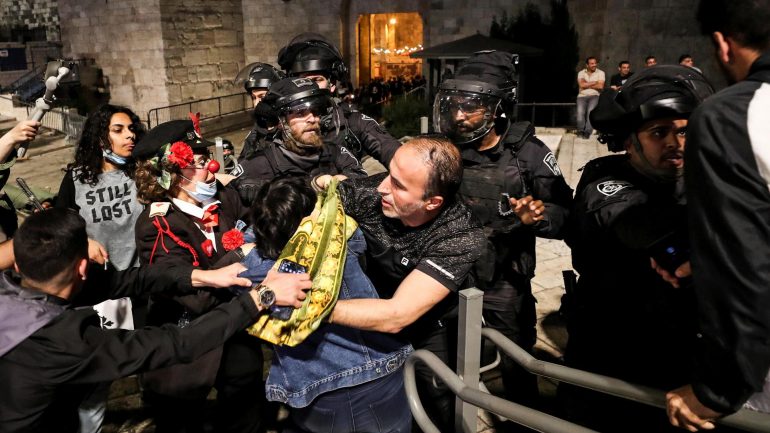 Police remove obstacles in East Jerusalem