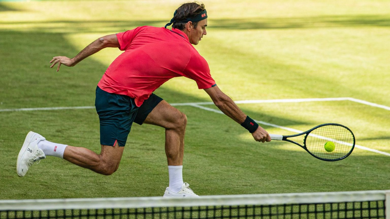 Tennis News: Roger Federer wins opening game in Halle ...