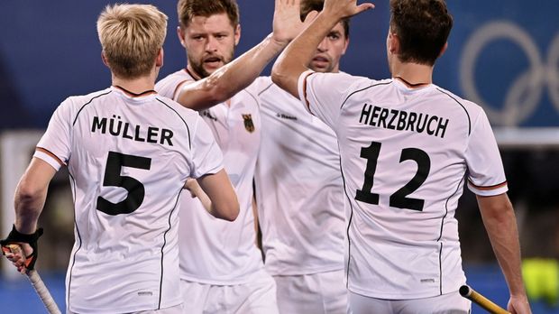 Olympia - Hockey men celebrate 7-1 opening win against Canada