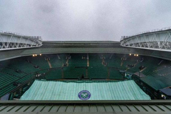 Ist das Wetter zu schlecht, kann das Dach des Centre Court geschlossen werden. Foto: Aeltc Pool/PA Wire/dpa Foto: dpa