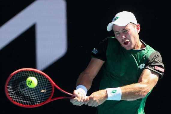 Nach 3:54 Stunden verwandelte der deutsche Tennisprofi Dominik Koepfer seinen dritten Matchball.(Archivbild) Foto: AFP/BRANDON MALONE