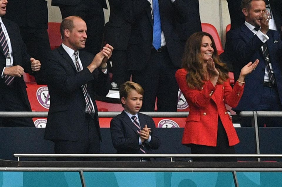 It was a wonderful evening for fans of the England national football team: with a 2–0 victory against Germany, the Three Lions returned to the side in a bitter defeat on penalties in the semi-finals of the 1996 European Championship.  The heir to the throne, Prince William, also came - and so did his wife Kate, as well as their eldest son George.