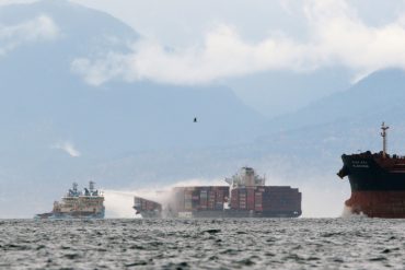 Zwei kleinere Schiffe löschen ein Feuer an Bord der «Zim Kingston». Diese hatte zunächst bei schwerer See rund 40 Container verloren, wie kanadische Medien berichteten. Kurz darauf gerieten zwei Container an Bord in Brand.