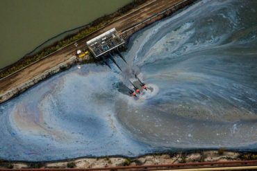 Luftaufnahme der Arbeiten in den Athabasca-Ölsandbetrieben in der Nähe von Fort McMurray, Alberta,