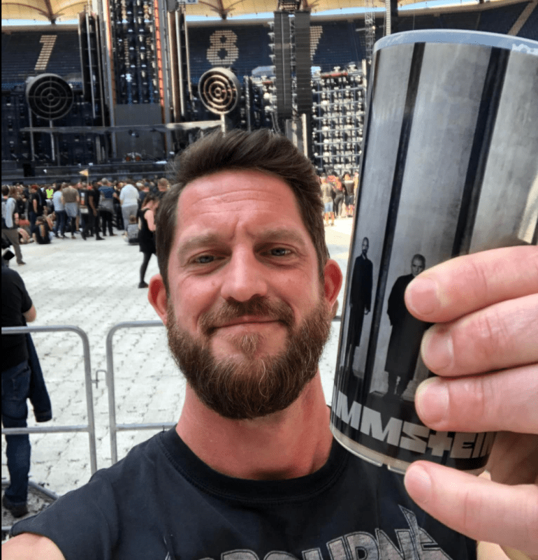 Ben mit Becher auf dem „Rammstein“-Konzert