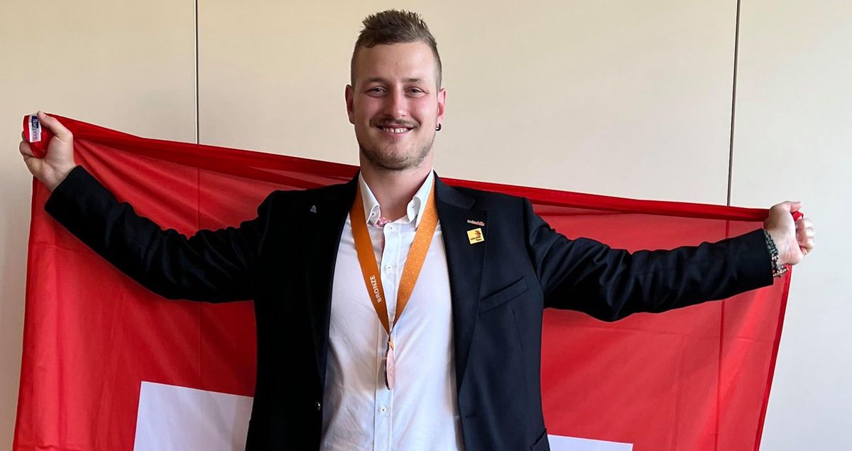 Swinging with joy, Adrian Butler (Grund near Gstaad) presented the bronze medal and the Swiss flag at the World Skills in Bordeaux (France).  He secured 3rd position in Plaster/Drywallers.