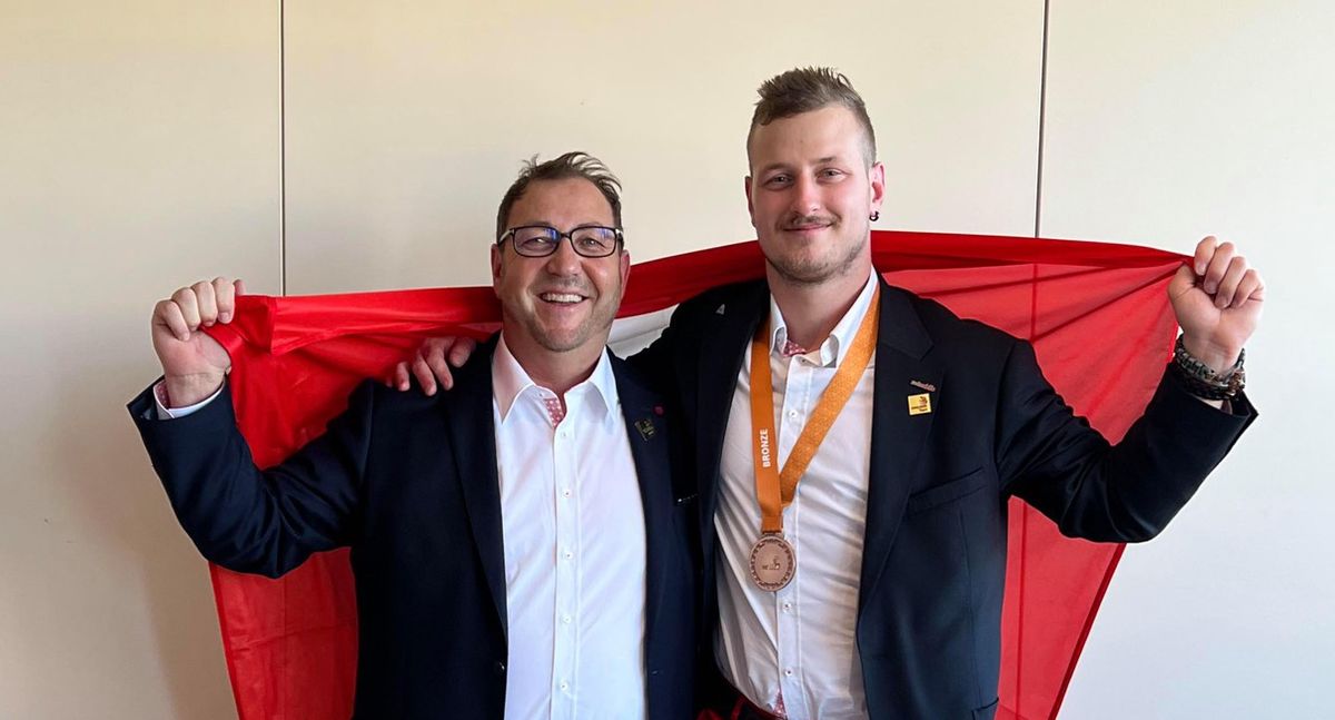 Happy about the bronze at World Skills in Bordeaux: plasterer Adrian Butler (right) with his coach and employer Rudolf Moshing, Grund B.  Gstaad